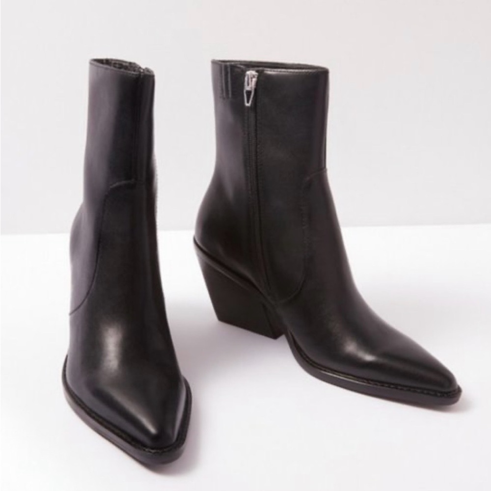 Dolce Vita Black Bootie sz 9
Vikram
